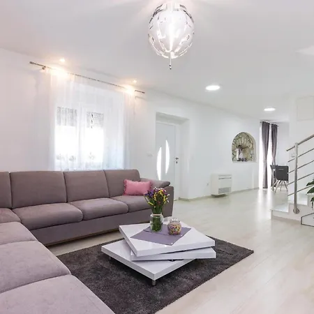 בית נופש 3 Bedroom Luxurious In