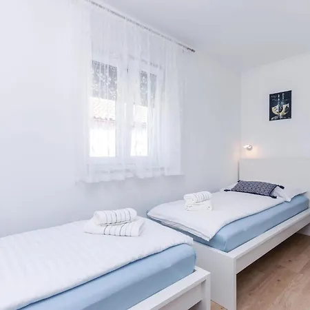 בית נופש 3 Bedroom Luxurious In Grižane