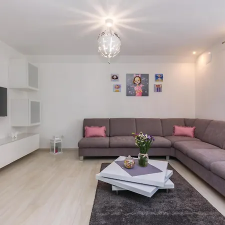בית נופש 3 Bedroom Luxurious In *