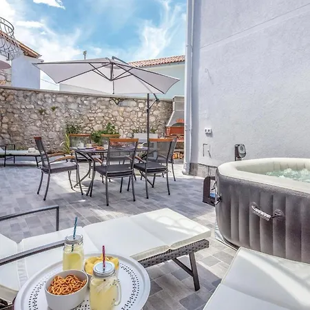 בית נופש 3 Bedroom Luxurious In