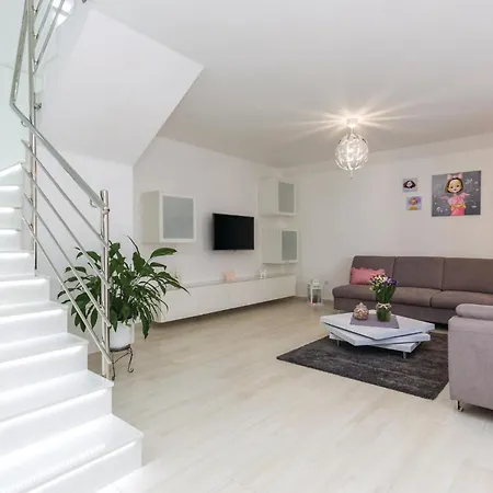 בית נופש 3 Bedroom Luxurious In *