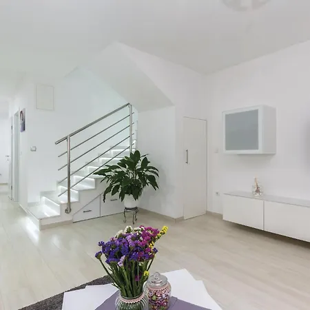 3 Bedroom Luxurious In Grižane